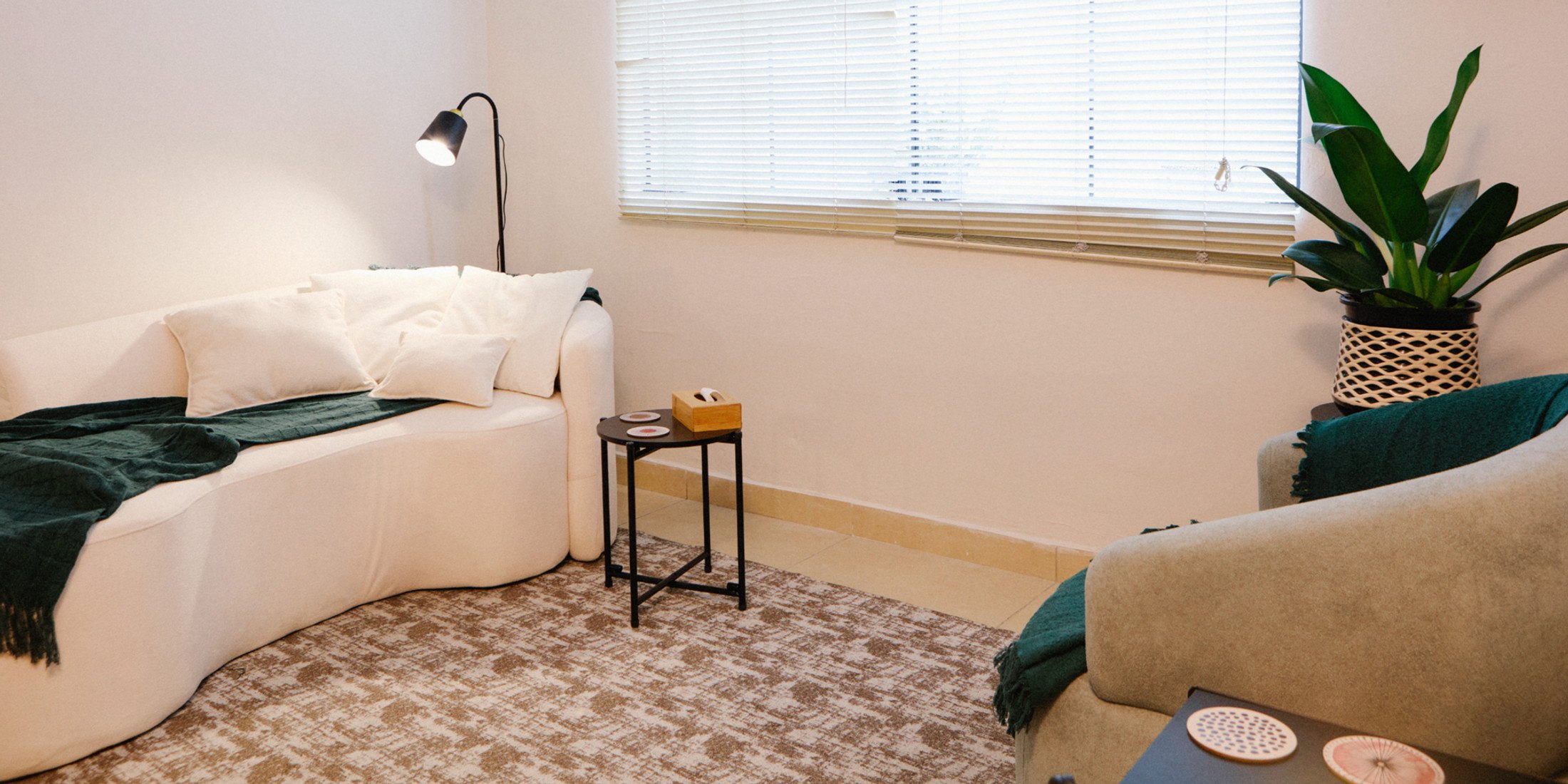 Sala de atendimento com divã e luz natural